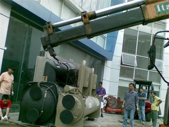 应城市随车吊和汽车吊的核心区别是什么？哪种更省钱？